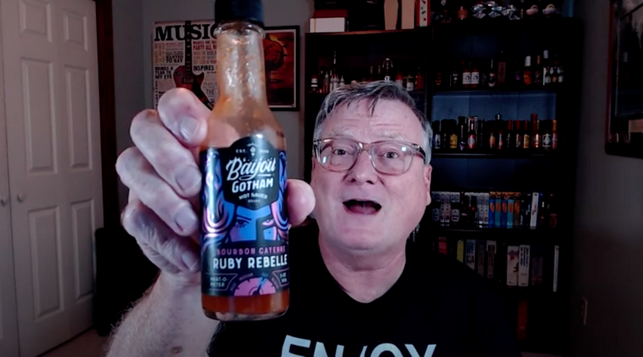 RESEÑAS PICANTES Y PICANTES DE BILL MOORE: RUBY REBELLE BOURBON CAYENNE