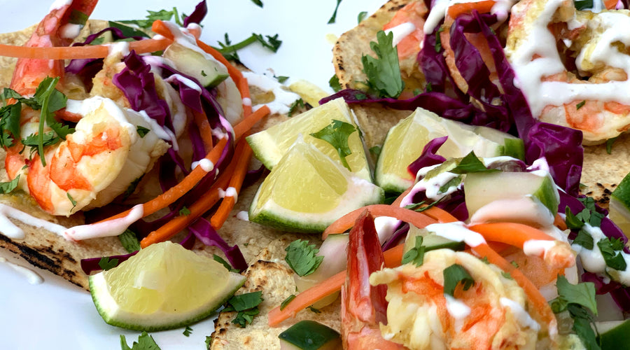 Tacos de camarones con ensalada de repollo Mardi Gras